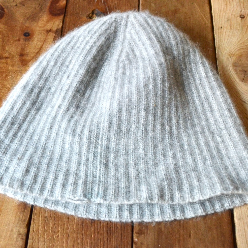 Meg Cohen gray cashmere beanie